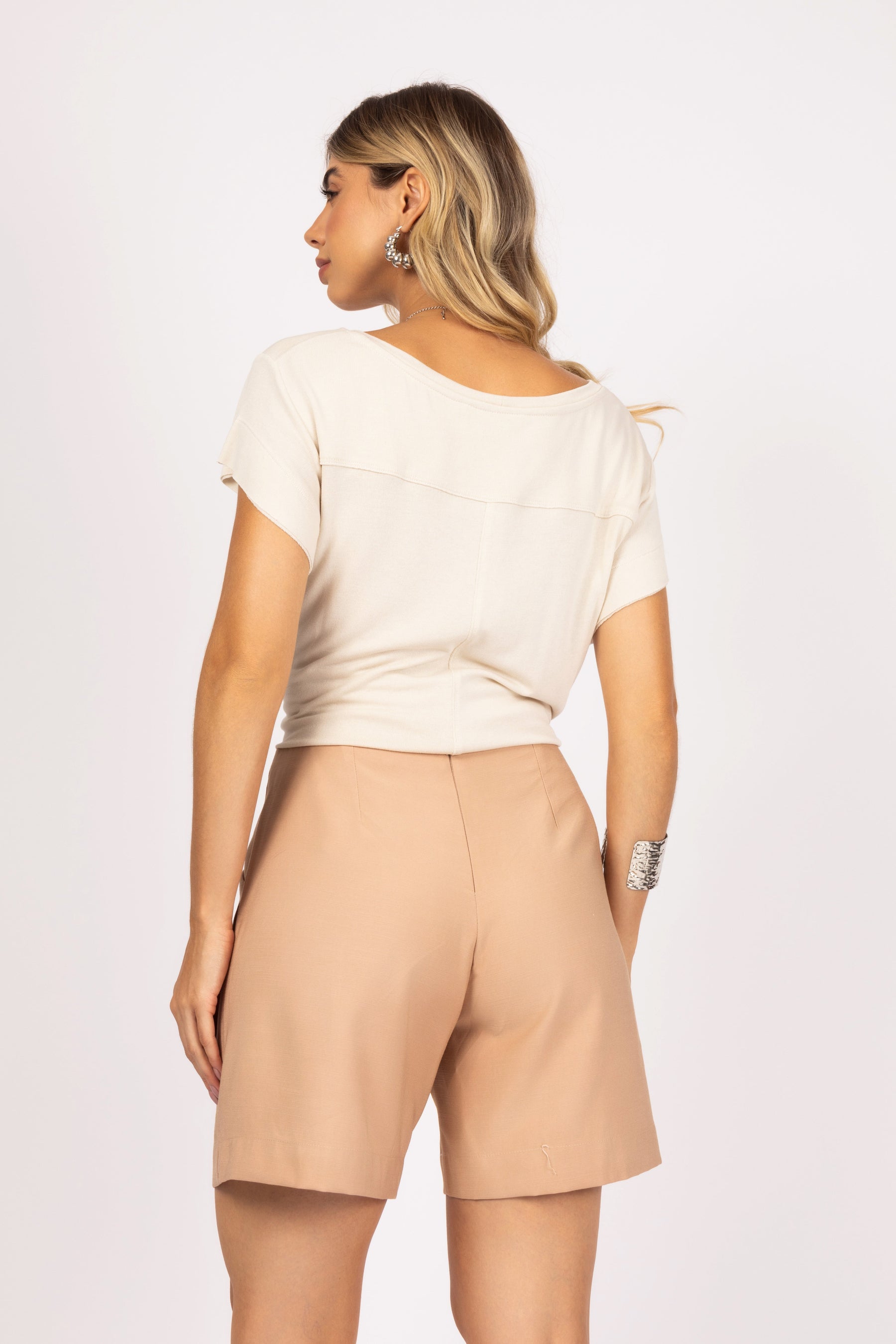 Shorts com Recortes e Botões