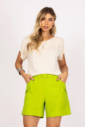 Shorts com Recortes e Botões